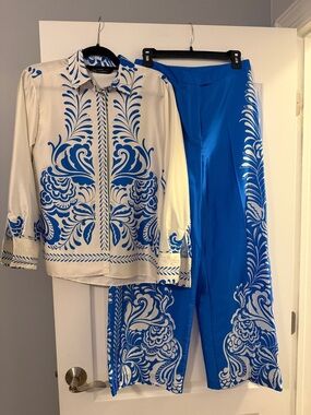 Zara Blue and White Printed Wide-Leg Pants with Coordinating Blouse